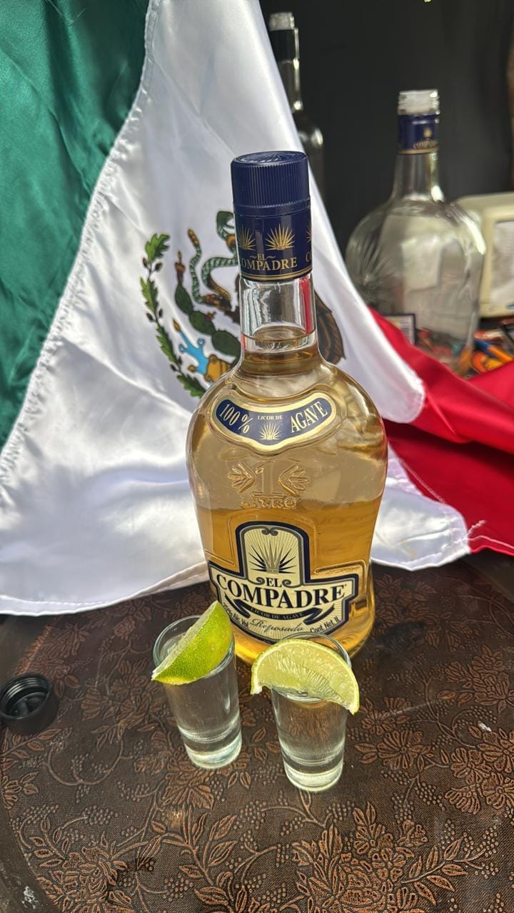 Tequila y caballitos con la bandera de México