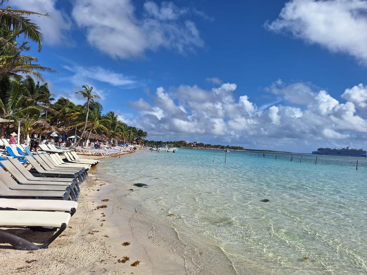 Playa de aguas cristalinas con camastros en Mahahual, Costa Maya