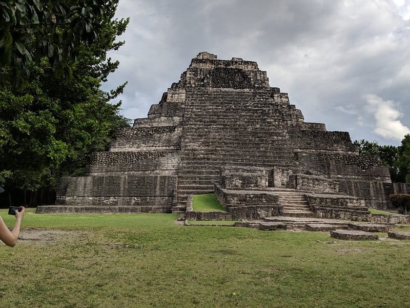 Pirámide maya de Chacchoben vista de frente